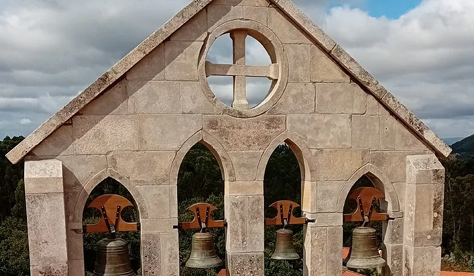 Espadaña iglesia parroquial de Caritel